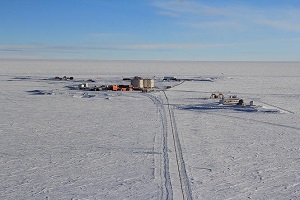 Les carottes de glace seront stockées à la base Concordia, en Antarctique, dans des  conteneurs enfouis à 10 mètres de profondeur. Température ambiante : - 54°c. (JOURDAIN, Bruno / CNRS Photothèque)*