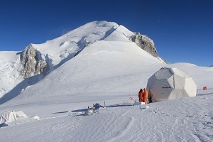Tente de forage au col du Dôme et sommet du Mont Blanc, dans les Alpes. (JOURDAIN, Bruno / CNRS Photothèque)**