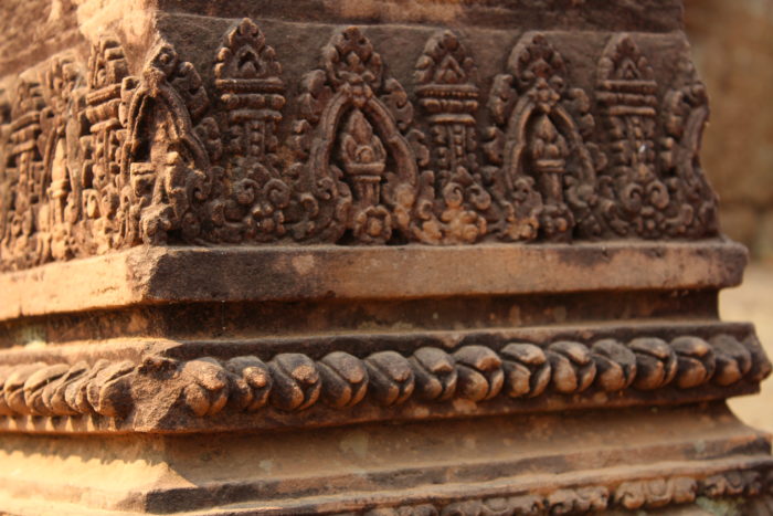 Rangée de boutons de fleur romduol ornant la base d’une colonne dans le temple de Banteay Srei, à Siemreap – par Léo Médeville