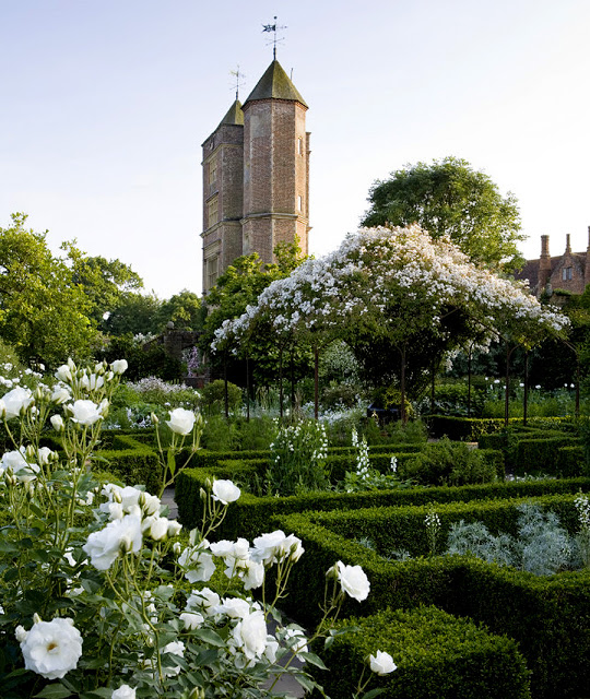 Le domaine de Sissinghurst de Vita Sackville-West (1892-1962), poétesse, romancière et jardinière.