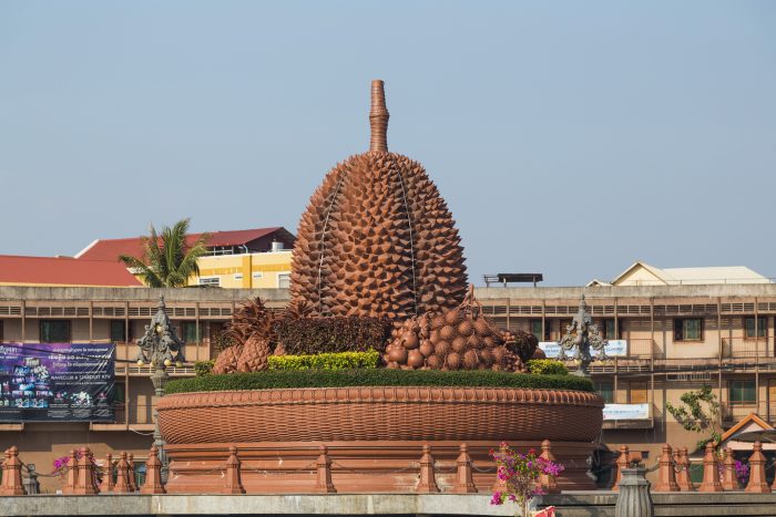 Rond-point au durion, ville de Kampot (Photo : Marcin Konsek / Wikimedia Commons CC BY-SA 4.0)