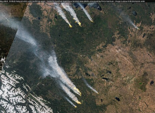 Multiple fires in Alberta Canada par Pierre Markuse CC BY-SA 4.0 - Wikipédia