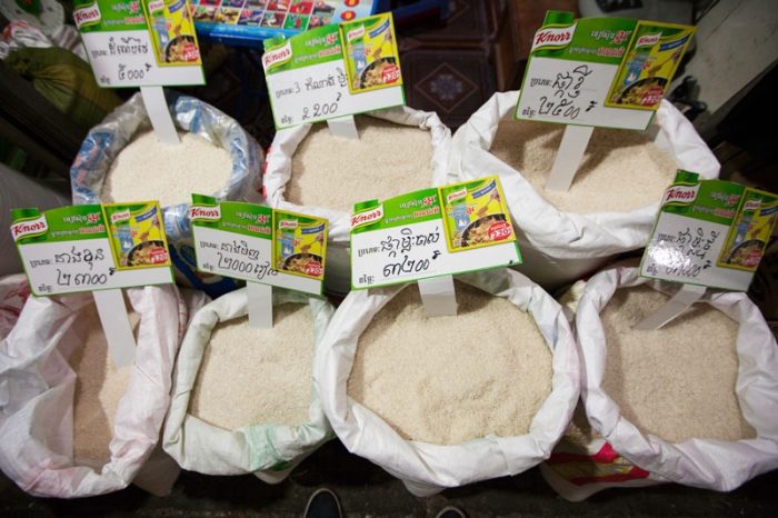 Diverses variétés de riz en vente sur un marché cambodgien (Photo : Pascal Médeville)