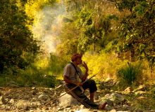 Un chasseur du village de Seso attend le gibier lors d'une chasse traditionelle.